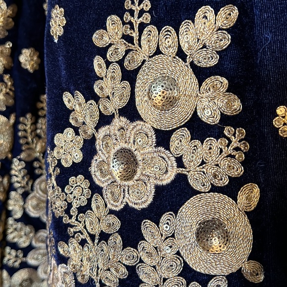 Blue velvet heavy gold embroidery Lehenga Choli - Picture 7 of 15